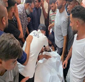 نقل جثماني مواطن ومواطنة وعدداً من المصابين إلى مجمع ناصر الطبي في خان يونس، بعد غارة إسرائيلية استهدفت خيمة فوق سطح منزل في مخيم خان يونس